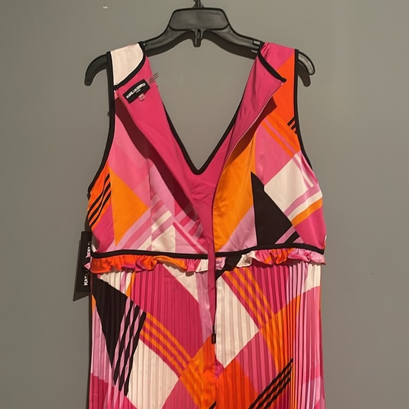 KARL LAGERFELD PARIS
Printed V-Neck Sleeveless Dress - Picture 10 of 11